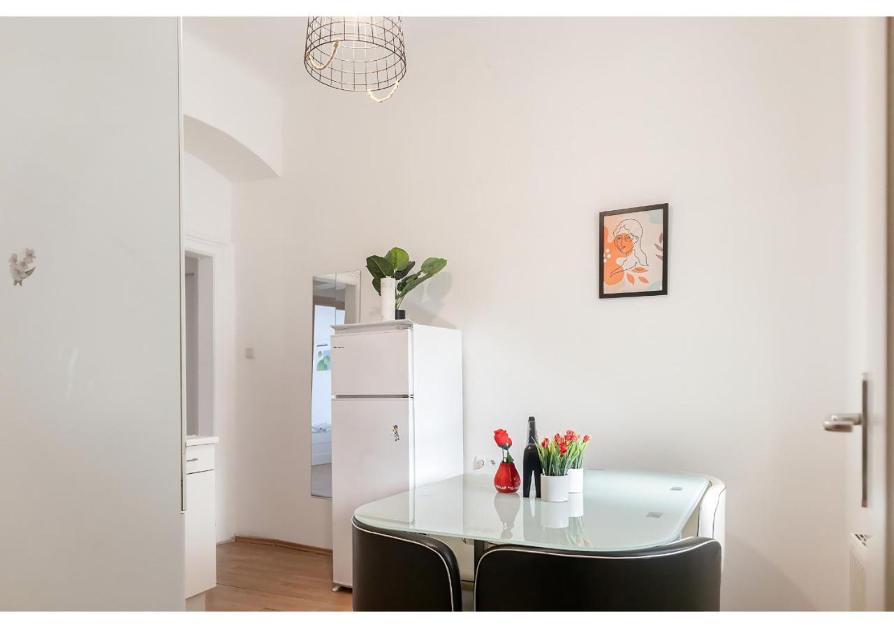 Viennese 3Br Shared Apt. Near Wiener Stadthalle & Central Apartment Bagian luar foto